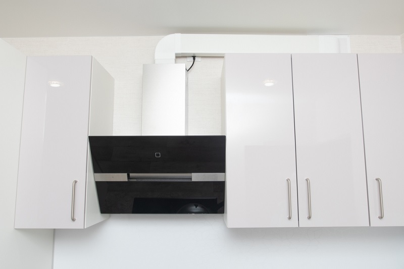 Angled cooker hood in kitchen