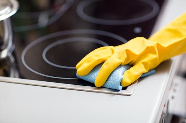 Cleaning an induction hob