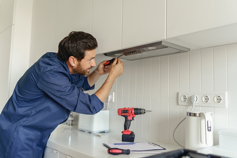 Man installing a cooker hood