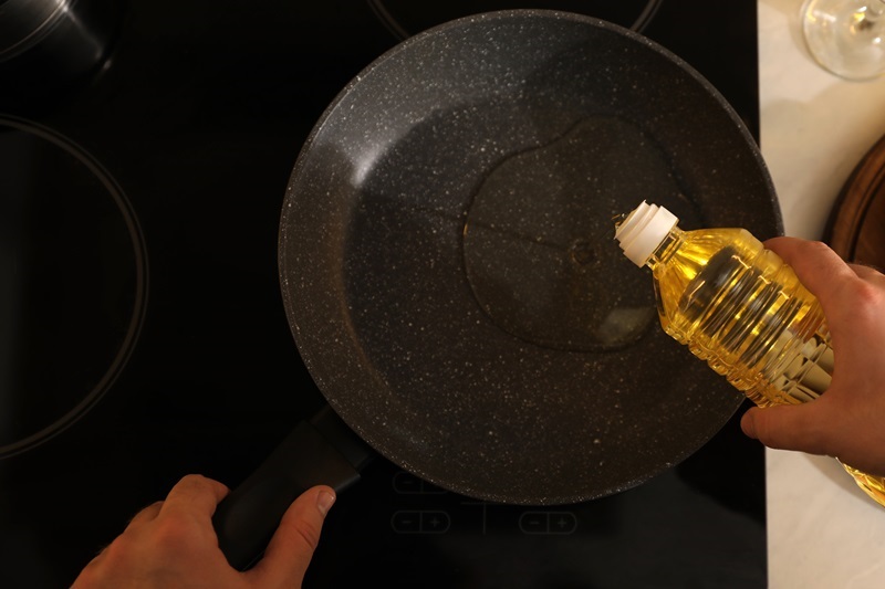 Adding oil to ceramic pan