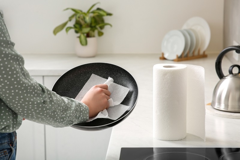 Wiping pan with paper towel