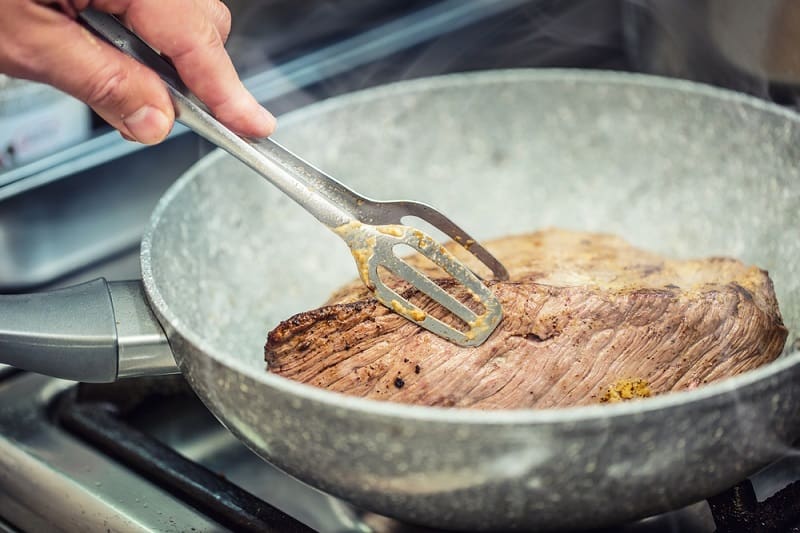 Frying steak in a ceramic pan