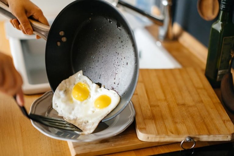 Transferring Fried Eggs From Frying Pan 768x512 