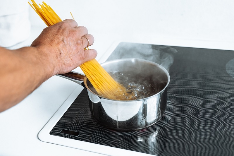 Cooking spaghetti on induction hob