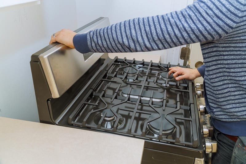 Installing a gas cooker