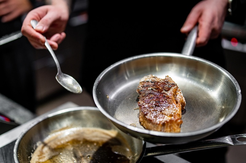 Cooking steak in stainless steel pan