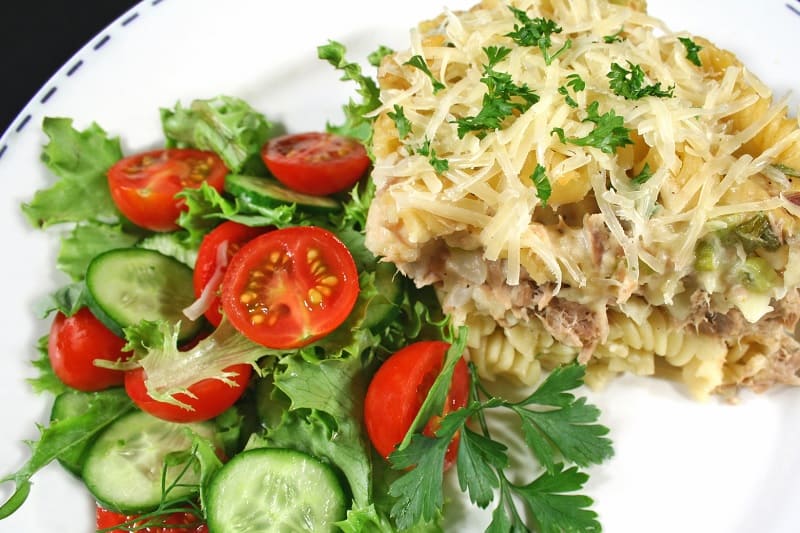 Tuna pasta bake with salad