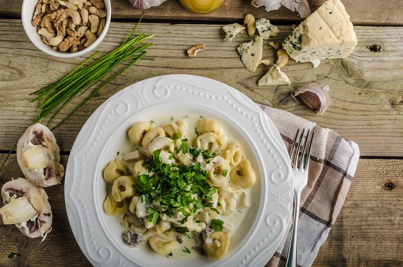 Tortellini with cheese sauce