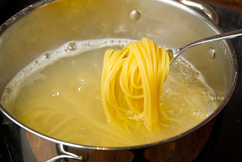 Boiling spaghetti in pan