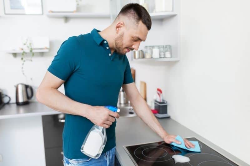 Cleaning an induction hob