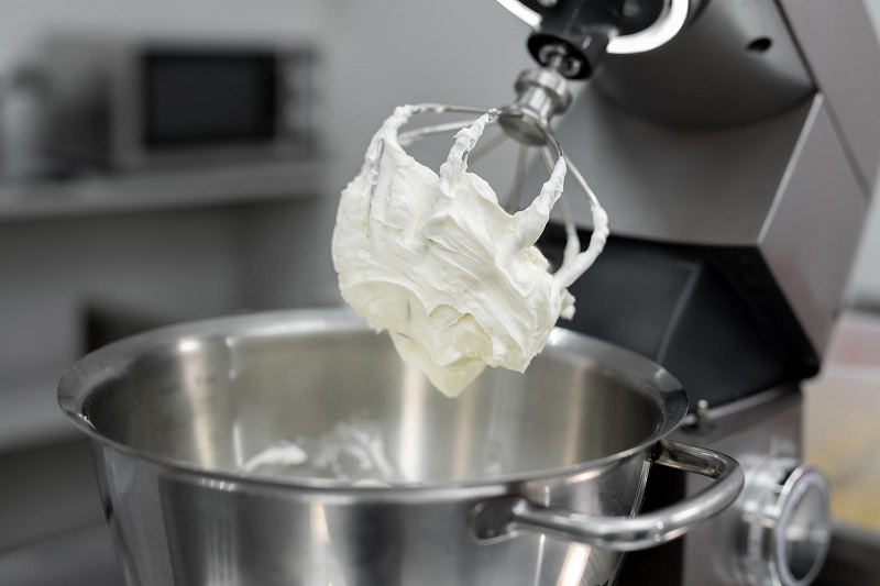 Making meringue in food mixer