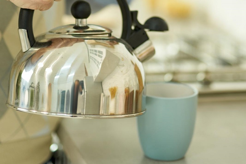 Pouring kettle into mug