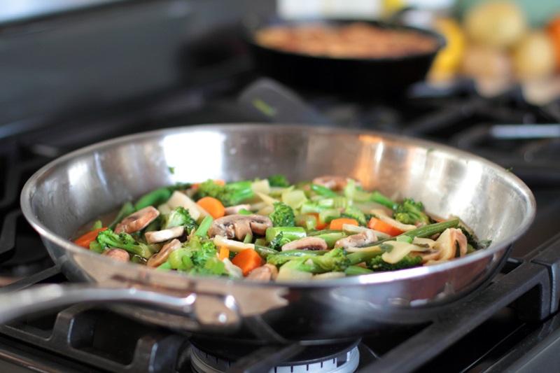 Cooking with stainless steel frying pan