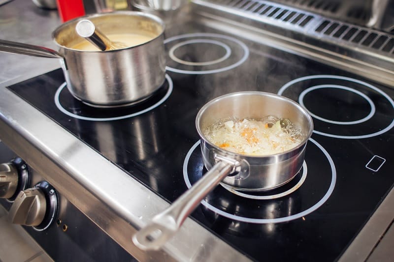 Electric cooker with induction hob