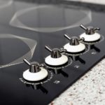 Induction hob with knobs