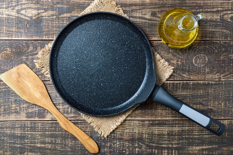 Pancake pan with Bakelite handle