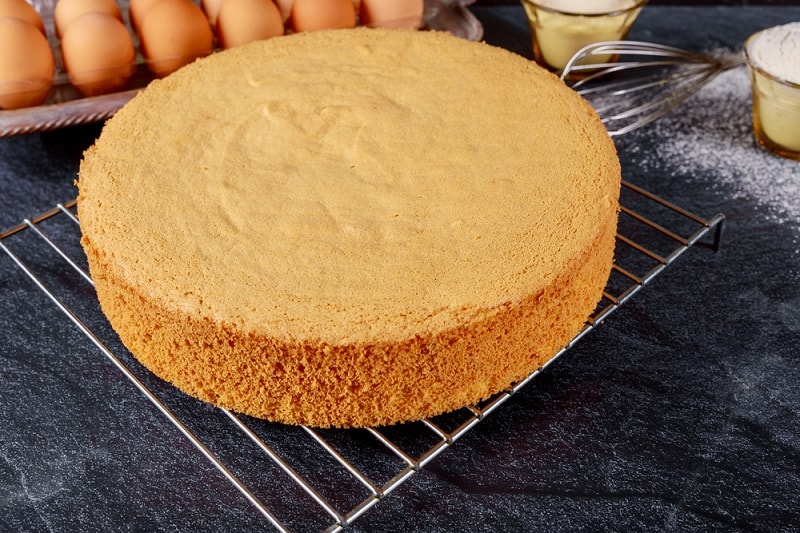 Making a sponge cake