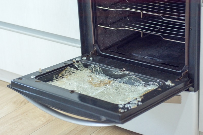 Oven door with shattered glass